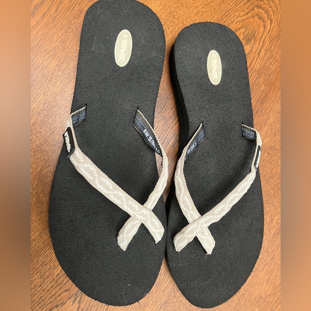 TEVA Beige & white Sandals 8W EU39. Ex cond. Soft black foam sole. no wear.